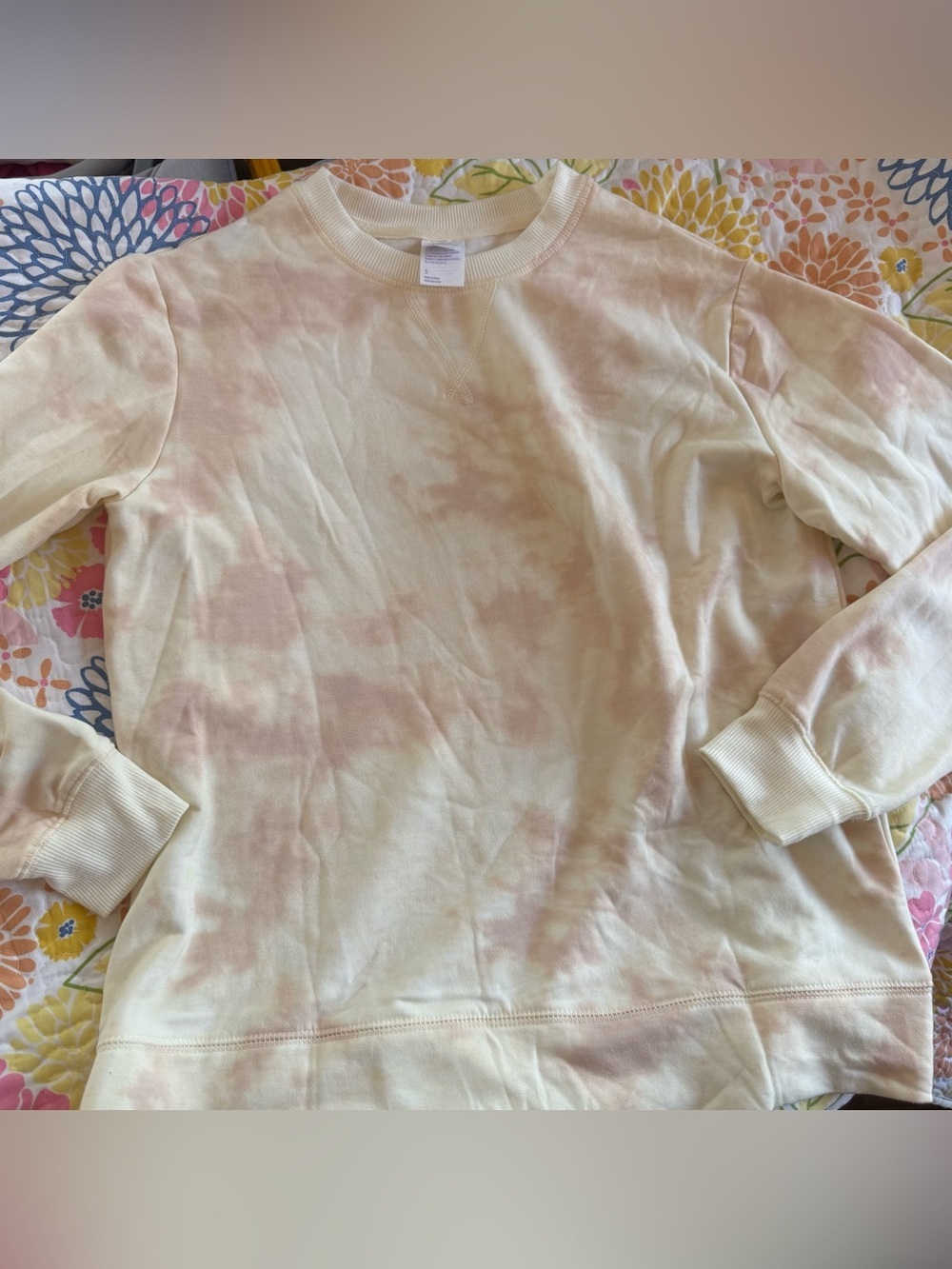 Small stars above women’s crewneck